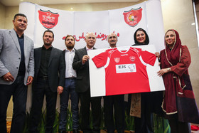 حاشیه های مراسم رونمایی از پیراهن پرسپولیس/ از شخصیت سرخابی اکبرعبدی تا غیبت مدیرعامل